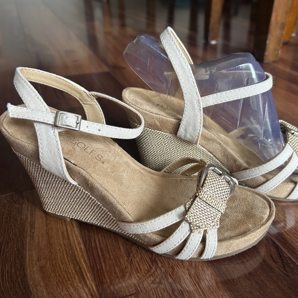 Aerosoles Tan & Cream Buckle Wedge Heels, Size 5.5 NIB